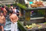 People taking bath in Tirta Empul